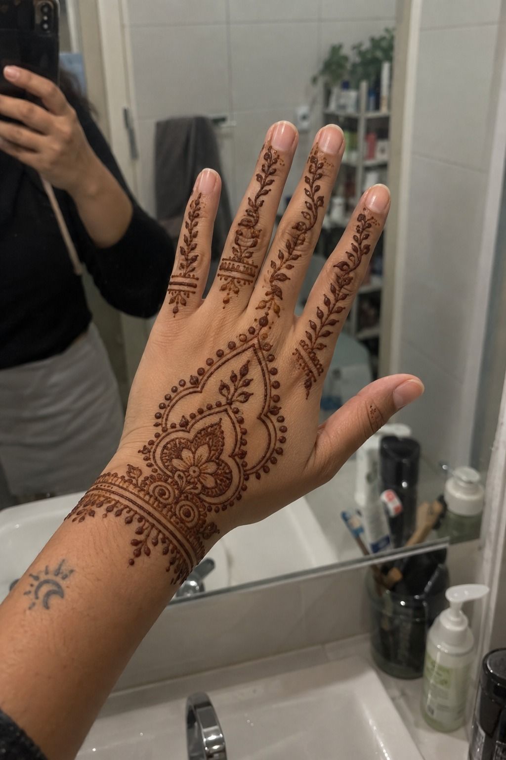 Place Minimal Vines Along Your Fingers