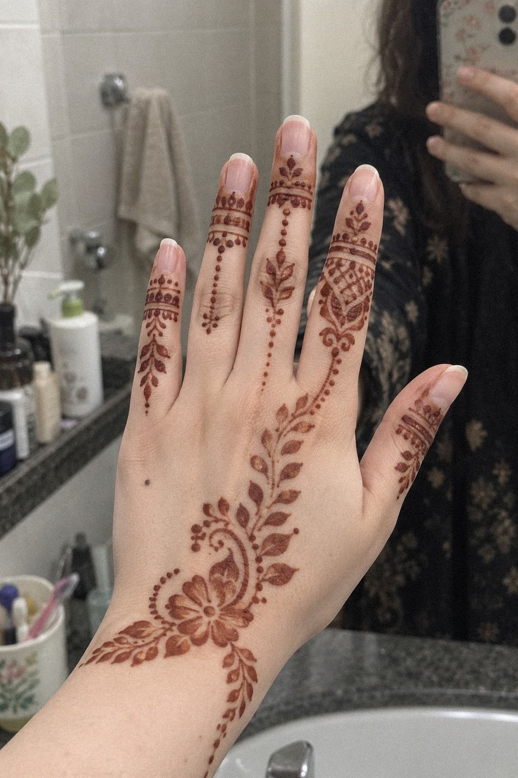 Minimal Finger Trails With Front Hand Mehndi