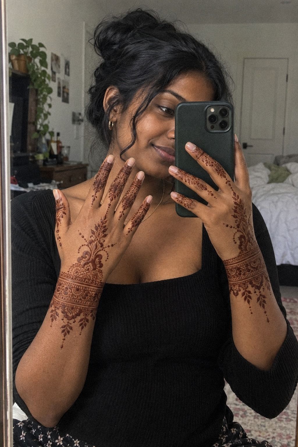 Bracelet-Inspired Mehndi for Front Hands