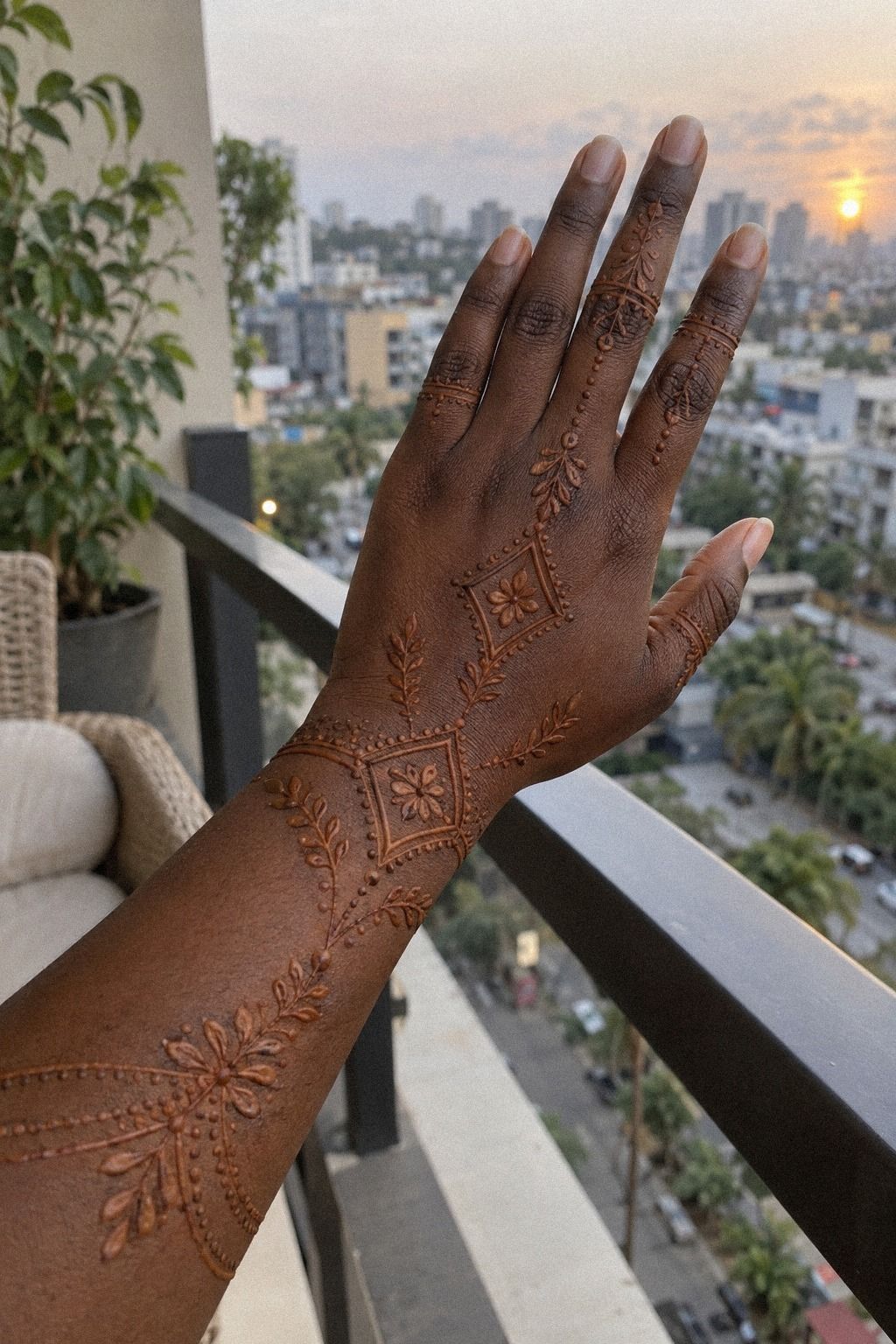 Choose Minimal Mehndi With Sharp Linework: The One-Stroke Pause