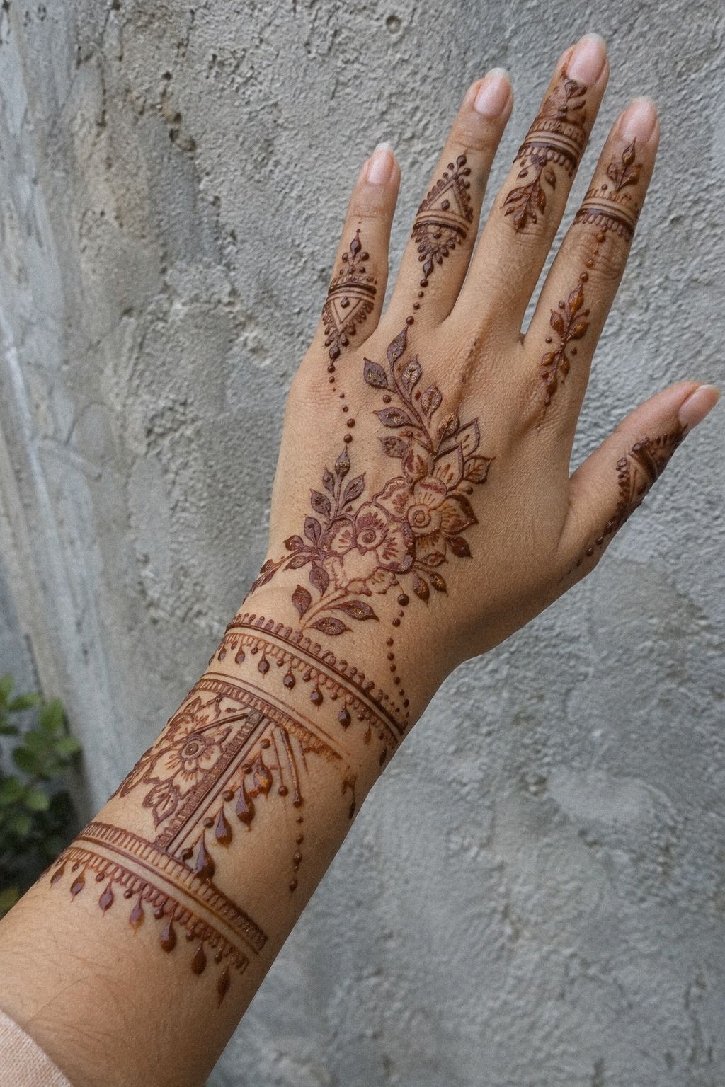 Try Playful Glitter Accents On Fresh Mehndi: The Accent Dot Rule