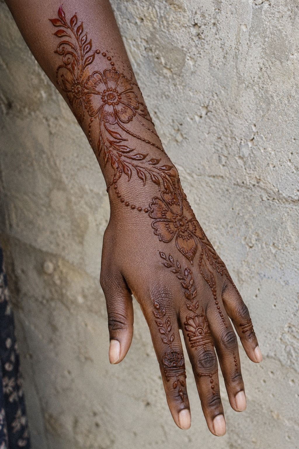 Draw Traditional Arabic Mehndi Designs Along The Ankle (The Open-Chain Method)